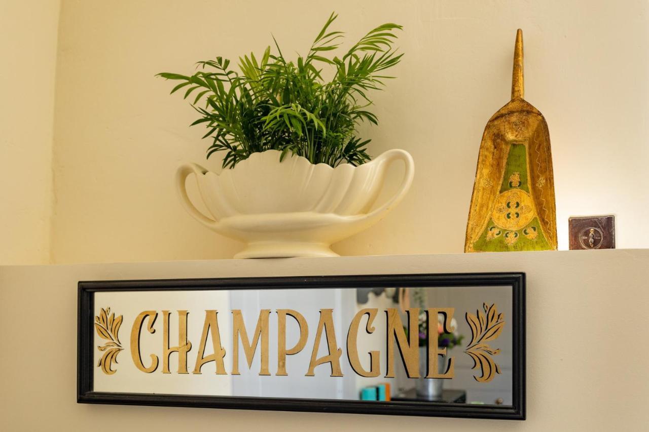 Champagne House - Elegance, Luxury And Charm Bed and Breakfast Condom Exteriör bild